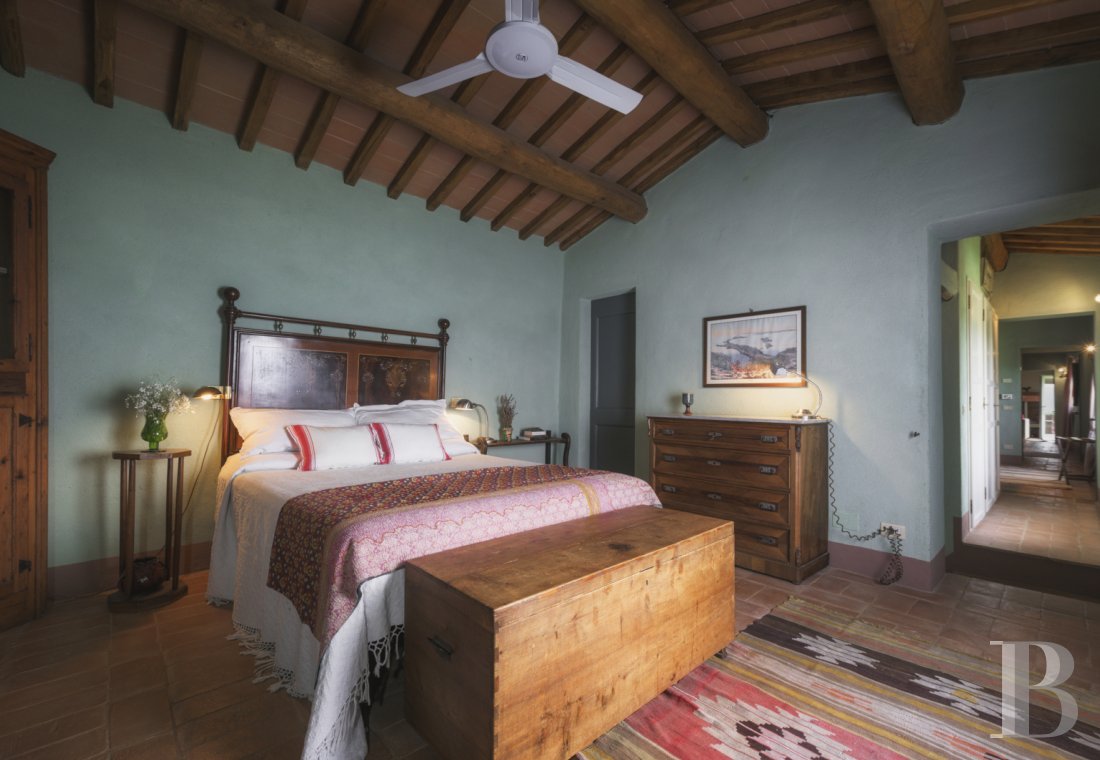An old olive grove farmhouse restored to its former glory, overlooking the countryside in the Val d'Orcia in Tuscany - photo  n°20